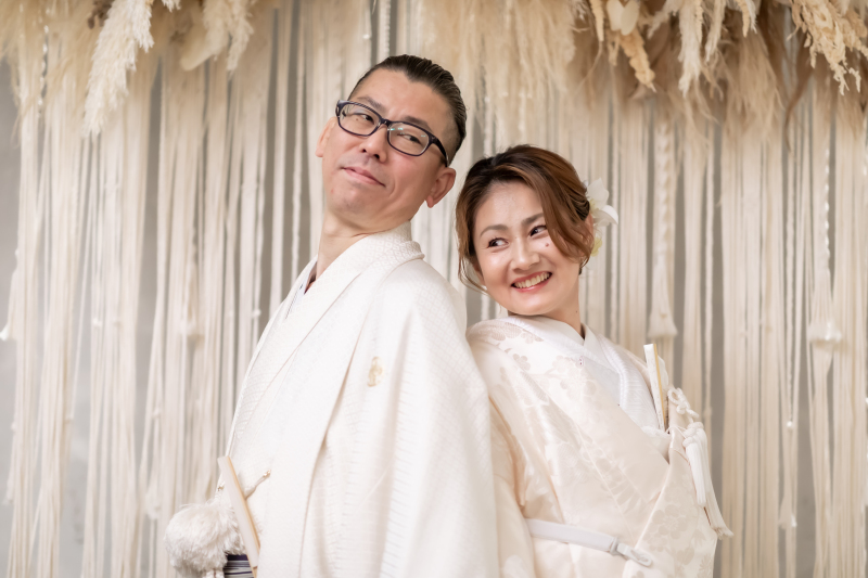 背中合わせに寄り添うお2人