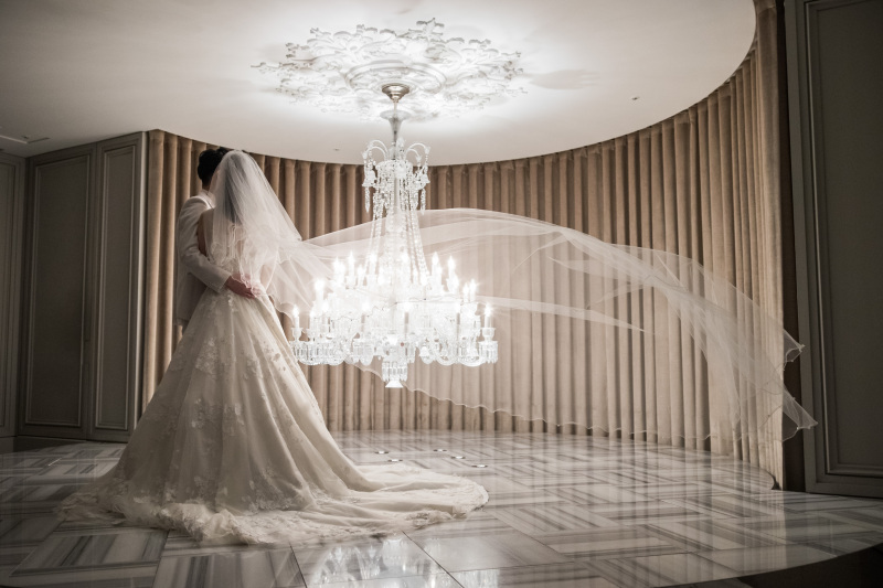 ベールをふわっとなびかせショット