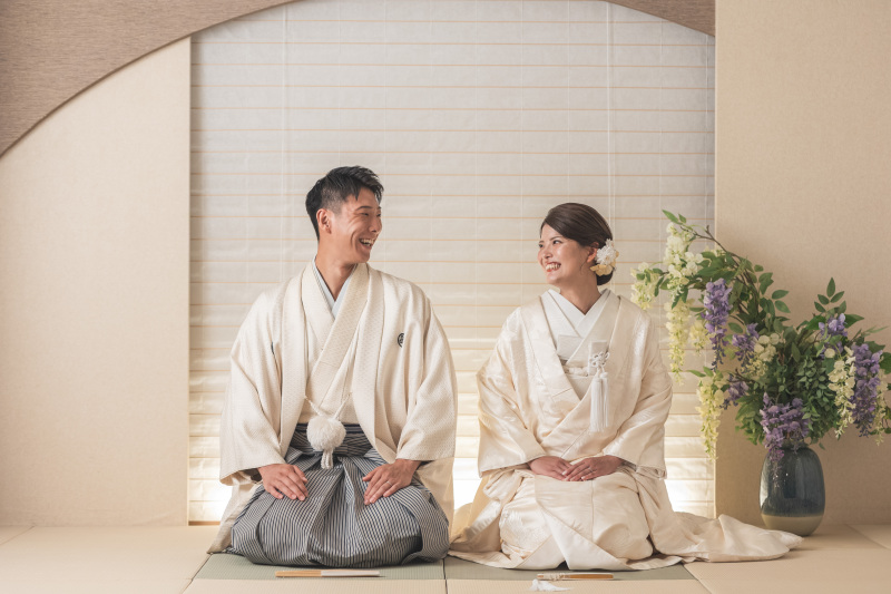 見つめ合うと控えめにこぼれる微笑み