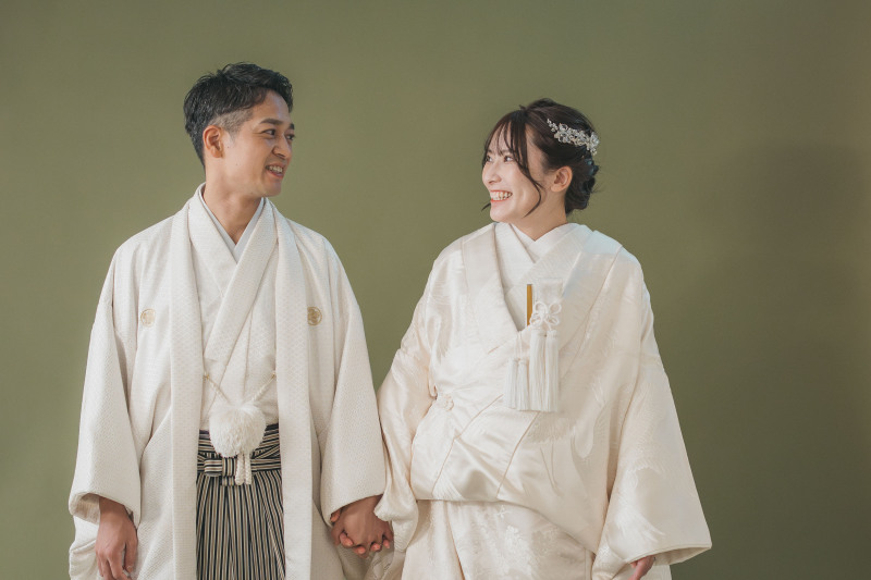 無地の背景で落ち着きのあるシックな一枚✦