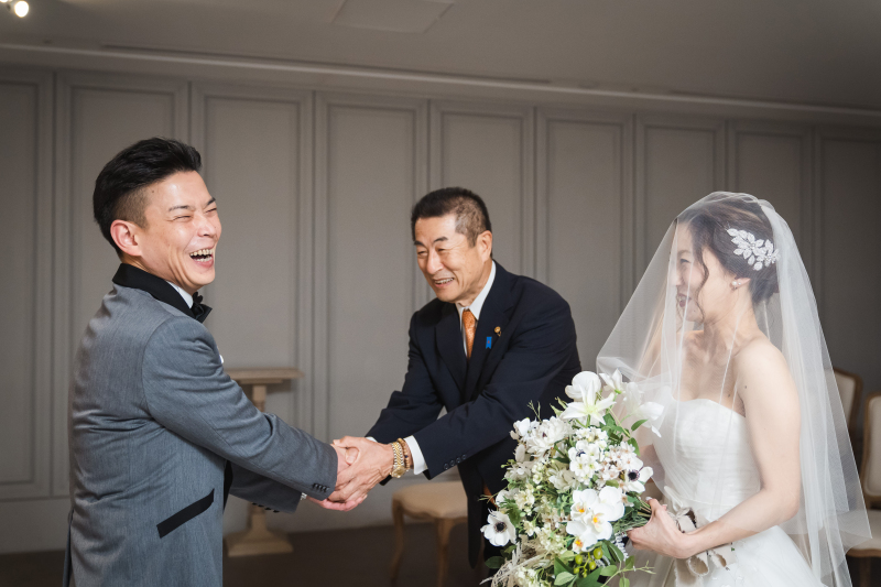 熱い握手を交わすお二人