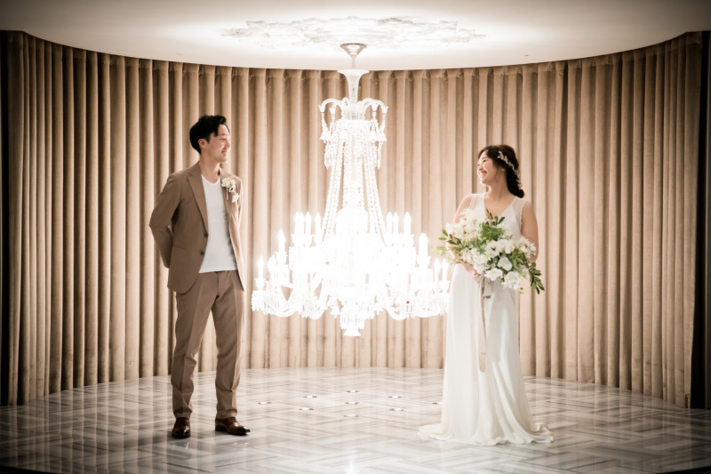 バカラのシャンデリアを挟んで