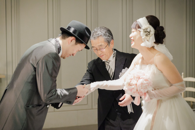 お父様の手から新郎様の手へ☆