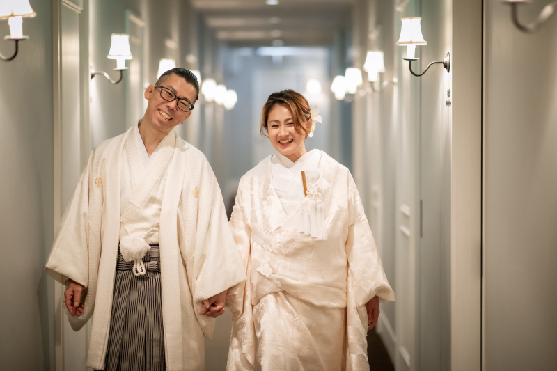 白無垢と紋付袴に身を包み寄り添うお2人