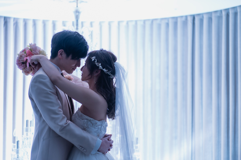 シャンデリア前で