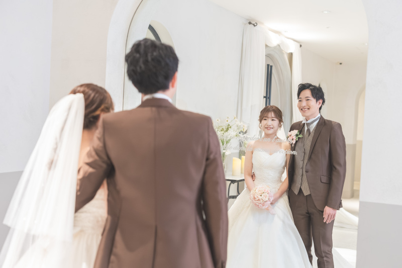ウェディングドレスには欠かせないベールを添えて