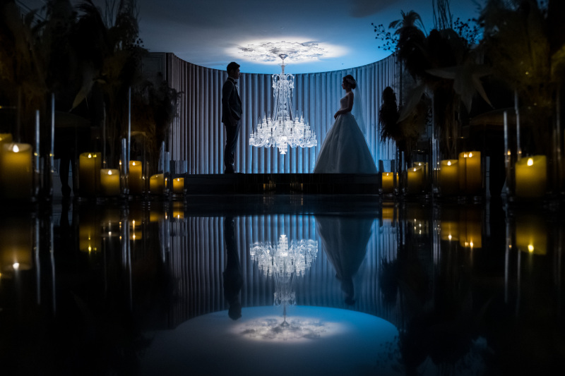 浮かび上がるふたりのシルエット