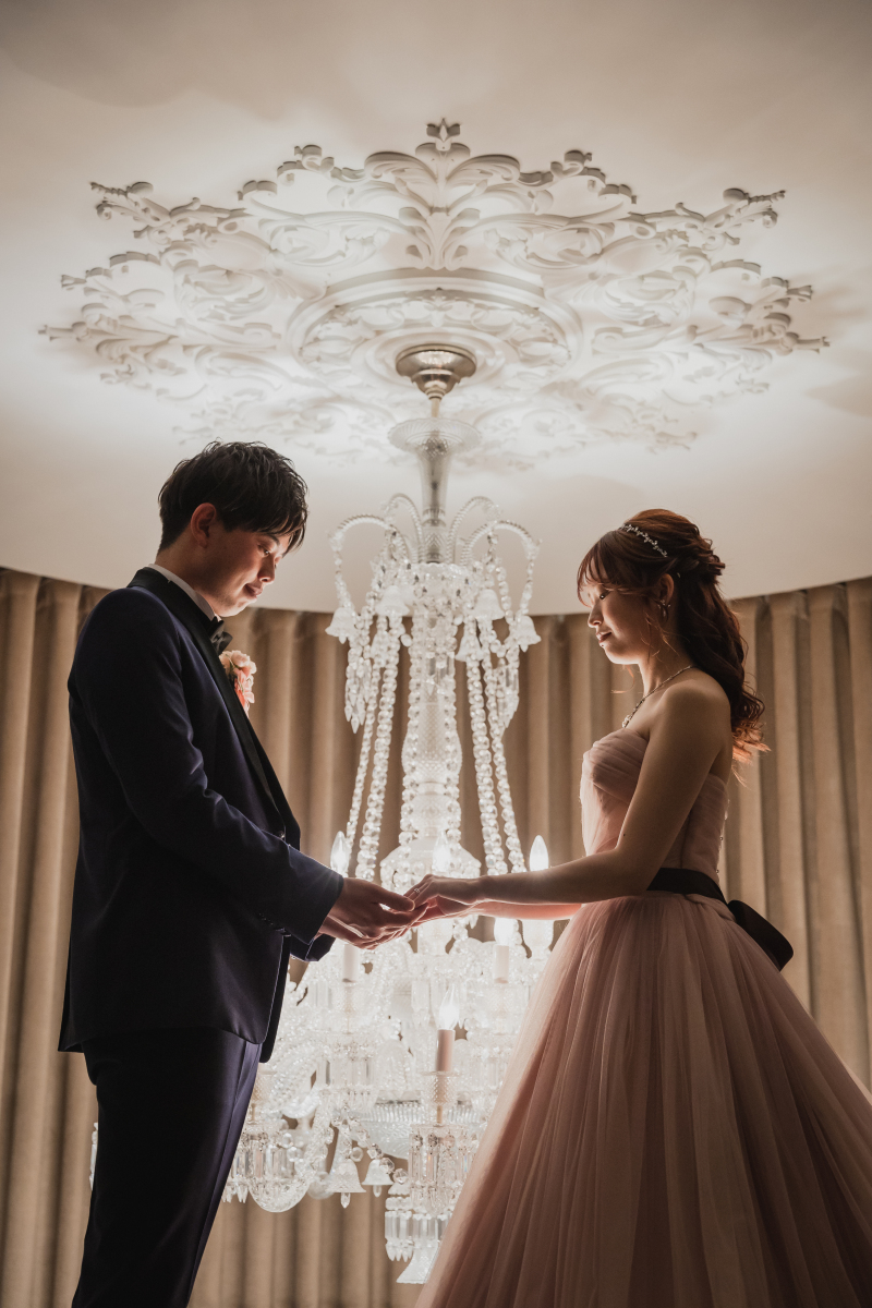 手を重ね合わせて