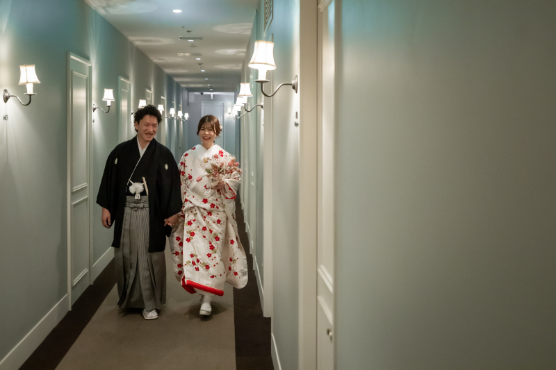 着慣れぬ衣装に戸惑いながら仲良く手を繋いで登場✦