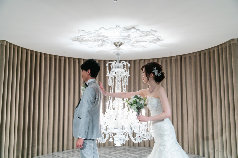 大きなバカラのシャンデリアをバックに…☆