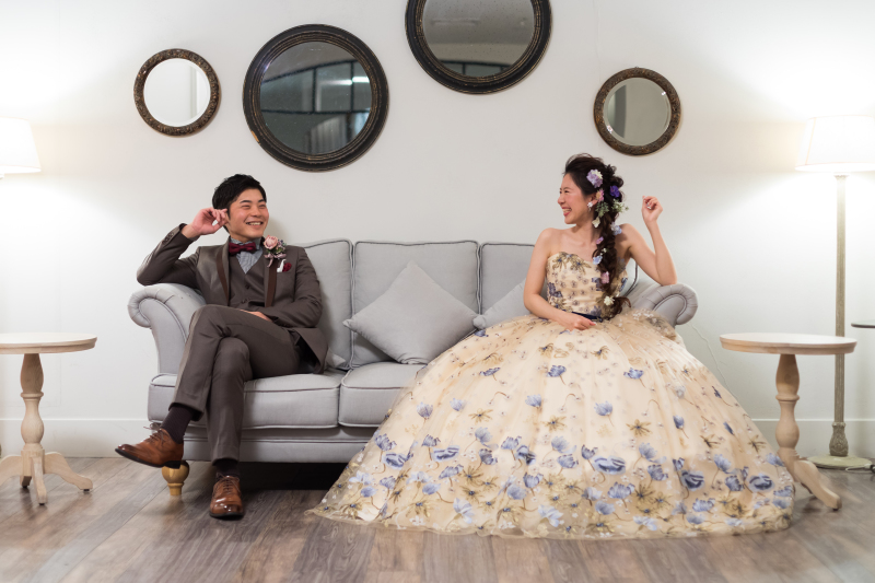 ソファに座って