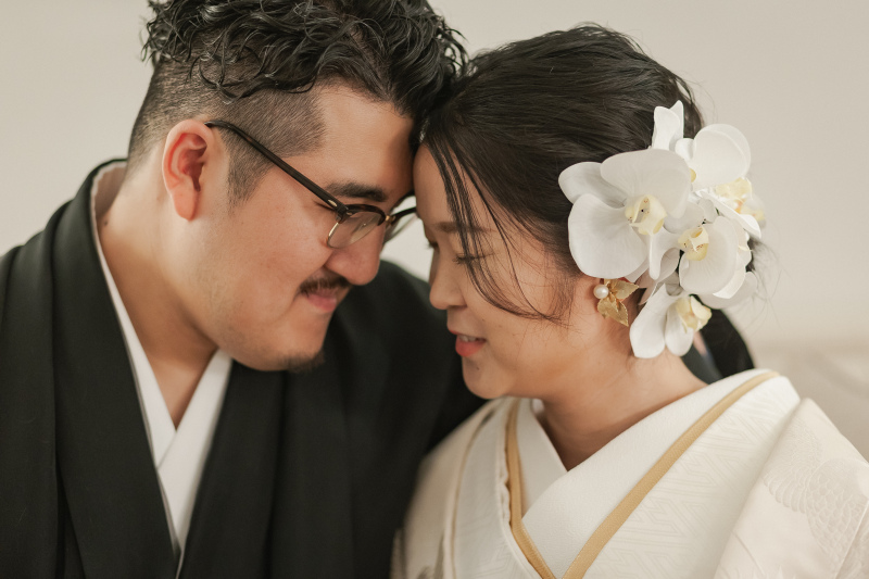 おでこを寄せ、見つめ合う穏やかな瞬間