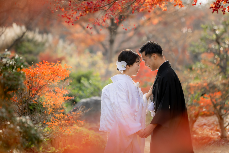 紅葉の景色に寄り添い、笑いあうおふたりの時間