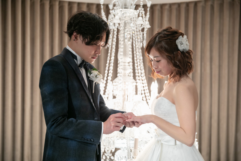 チャペルの指輪交換シーンもドラマチックに