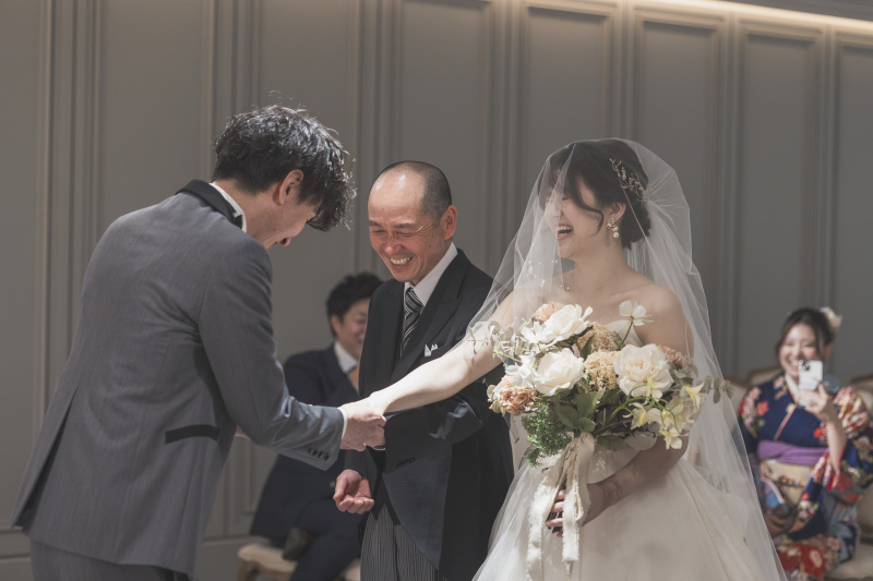 新郎様へバトンタッチ