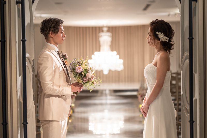 バージンロードの先にあるシャンデリア