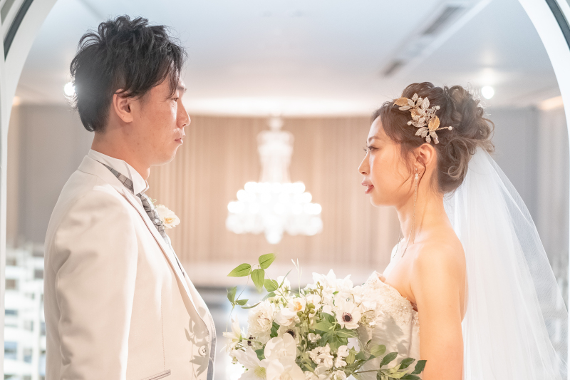 バカラのシャンデリアをバックに