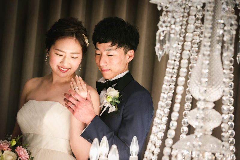 シャンデリア越しに