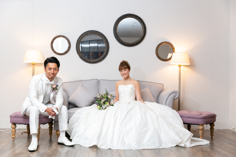 ソファに座って