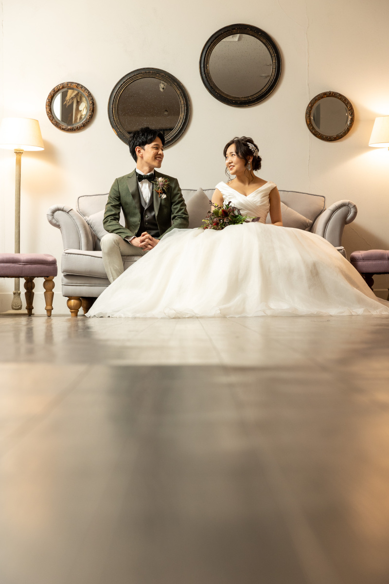 まずはソファに座って