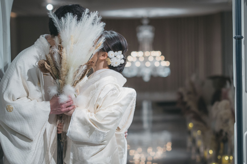 ブーケで顔を隠して♡