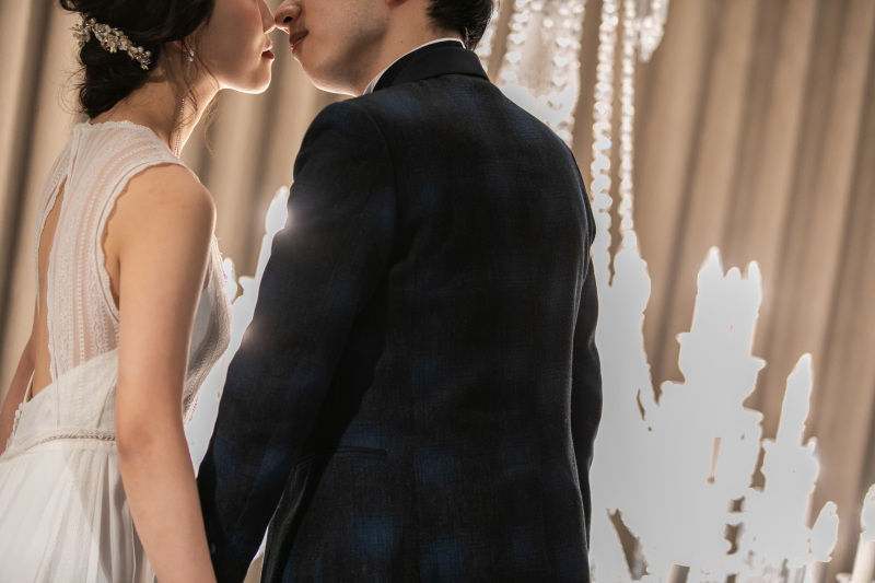 バカラのシャンデリアの前で…