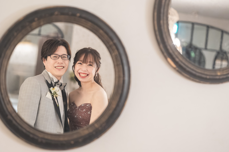 鏡越しに自然とこぼれる笑顔