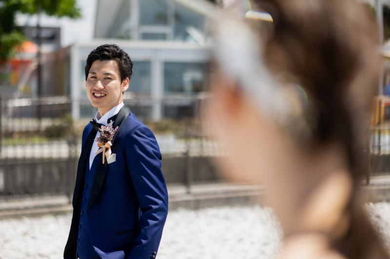 新婦様を見つめる新郎様