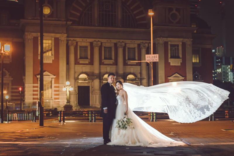 長いベールをなびかせて