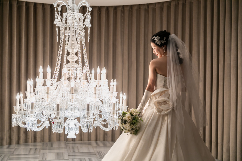 バックスタイルで魅せるドレス