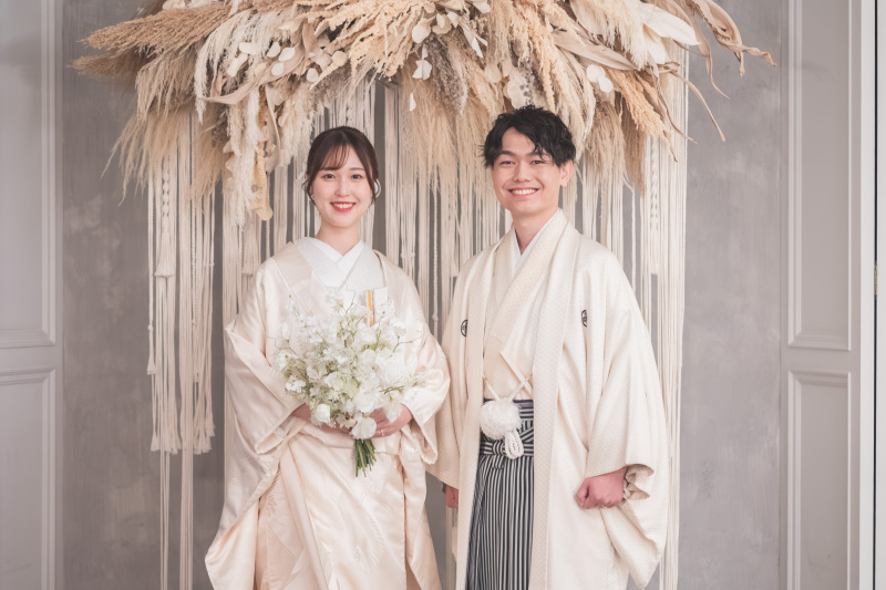 凛と佇む純白の衣装に包まれたおふたり