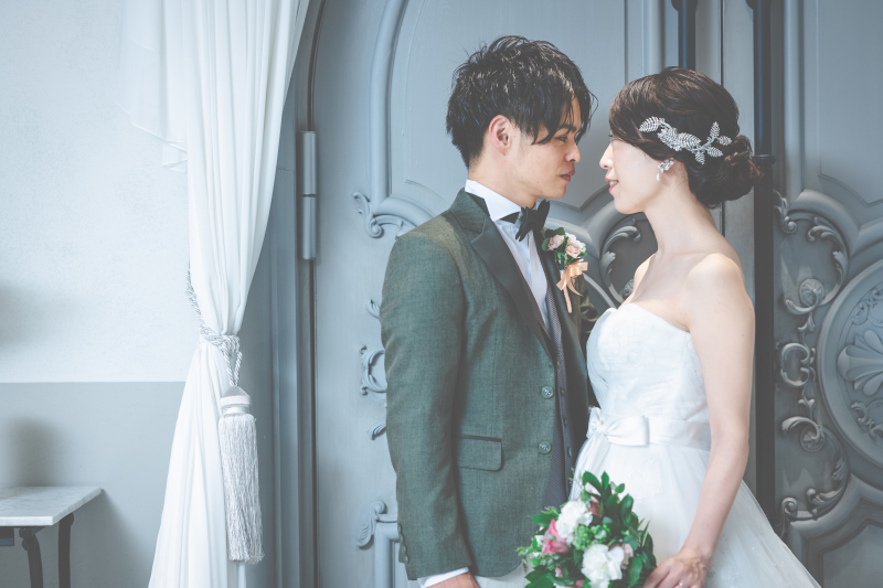 アンティークな扉の前で