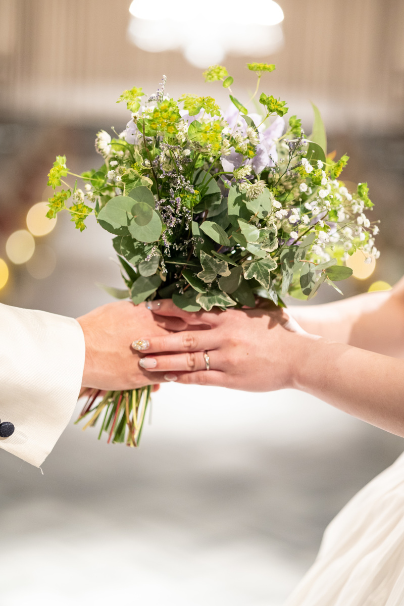ブーケを持って華やかに