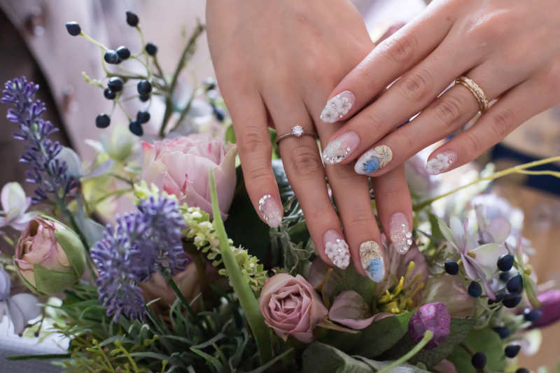 カラードレスに合わせたネイル