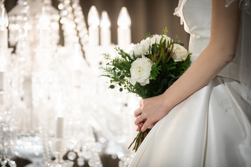 お手元には生花のブーケを持って♪