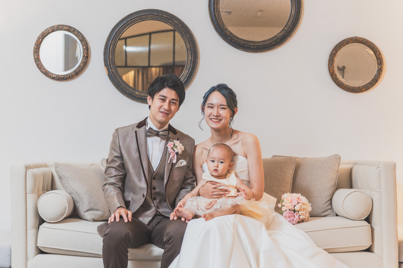 家族3人ソファでまったり