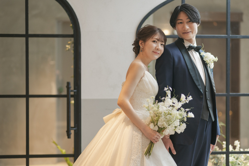 純白とネイビーのコントラスト