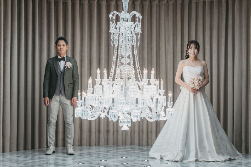 シャンデリア輝く神聖なチャペルで