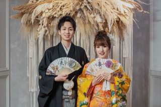 家族に見守られながら館内和装フォト。＊　