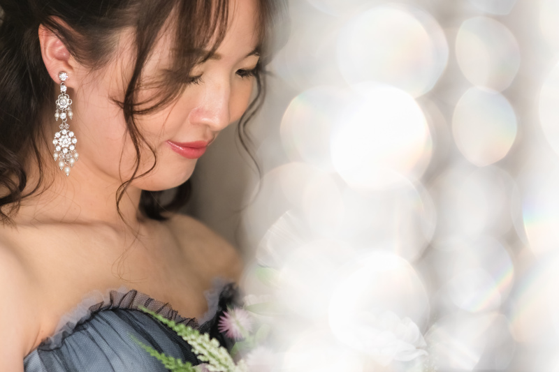 シャンデリア越しに