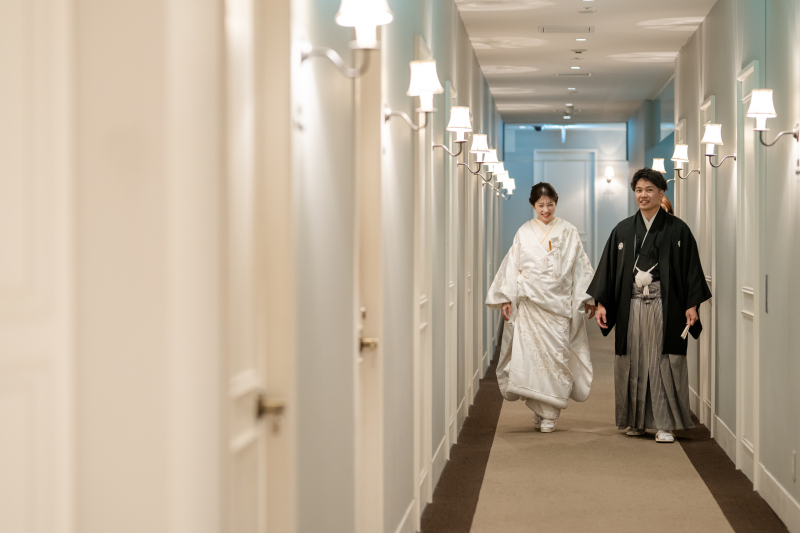 日本の伝統衣装に身を包み
