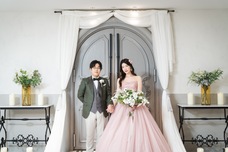 手を取り合って