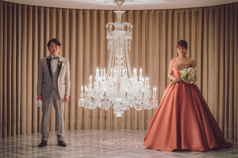 シャンデリアを挟んで