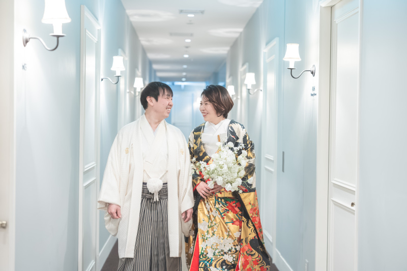 お互いを見つめ、微笑むおふたり