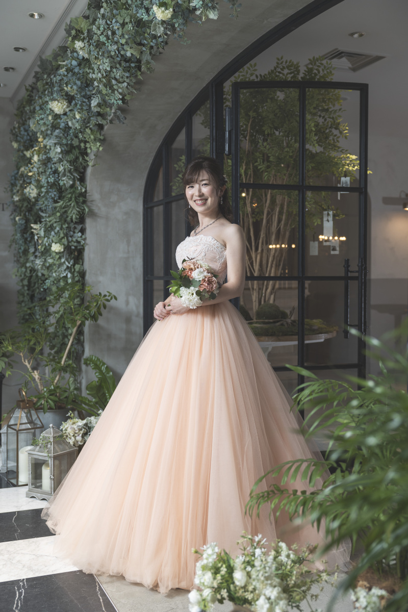 コーラルピンクのドレス