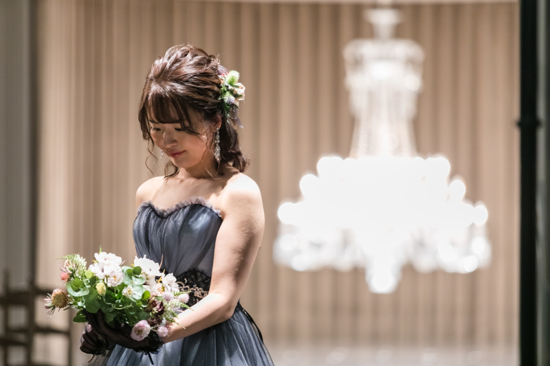 シャンデリアをバックに