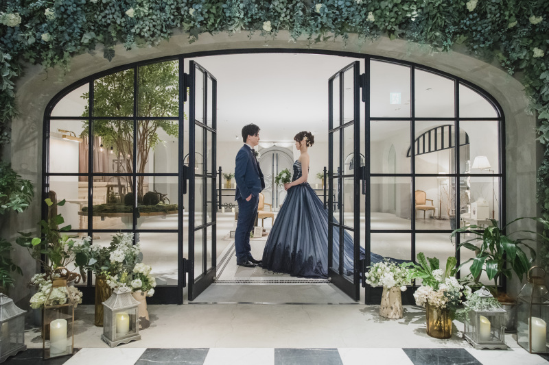 エントランスにて全身ショット