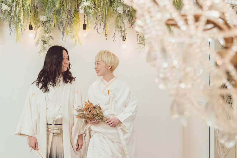 シャンデリア越しに