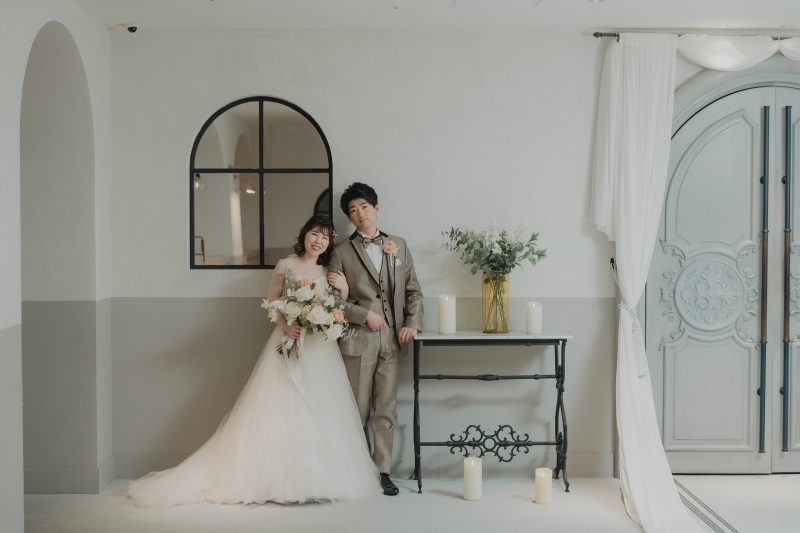 白基調のチャペル前で