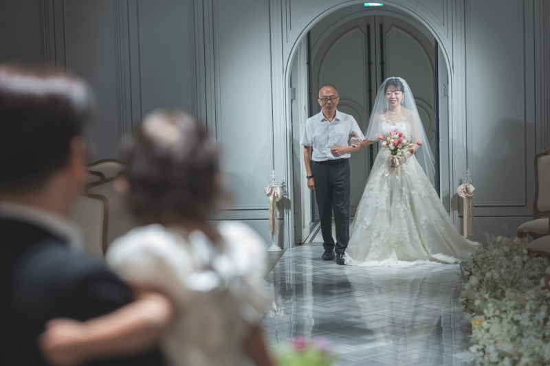 ヴァージンロードにてご家族との入場シーンも再現